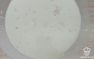 В эту же миску добавьте молоко и снова перемешайте. Чтобы убрать комочки, берите погружной блендер. Потом добавьте масло. 