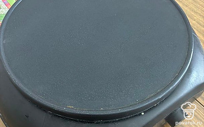 Выпекайте на сковородке или на плите для блинов. Прежде разогрейте, смажьте чуть-чуть подсолнечным рафинированным маслом.