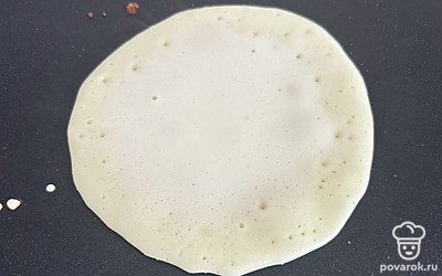 Блины выпекайте с двух сторон. Вылейте тесто и ждите, пока в середине не станут появляться пузырьки. 