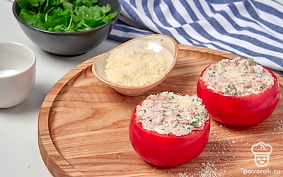 Приготовьте фаршированные помидоры. Выложите по 1-2 ст. л. начинки в помидоры. Добавьте сверху тертого пармезана. Поставьте в микроволновку на 1-2 минуты.