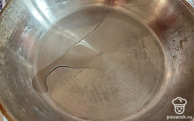 В сковороду влейте оставшееся масло. Поставьте на медленный огонь. 