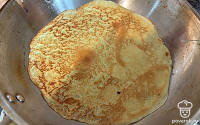 Обжарьте блины с обеих сторон, до золотистого цвета, примерно по 2-3 минуты с каждой стороны. Таким образом обжарьте все блины. 