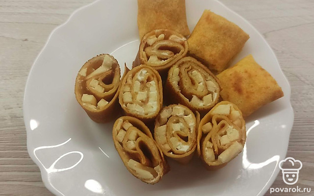 Сладкие блинчики на соке с яблочно-творожной начинкой — Рецепт с фото