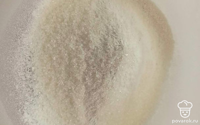 Муку просейте, добавьте 1,5 столовых ложки сахара и перемешайте.