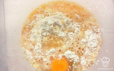 Вбейте яйцо, добавьте мультифруктовый сок и хорошо перемешайте.