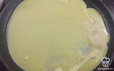 Обжарьте блинчики на горячей сковороде с двух сторон (по 2-3 минуты).