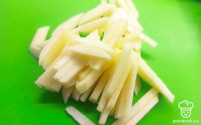 Яблоко почистите и нарежьте тонкой соломкой.