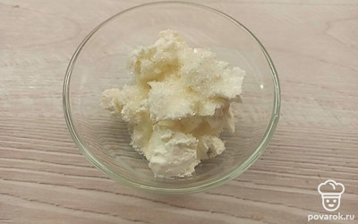 Смешайте творожный сыр с 1 столовой ложкой сахара.