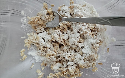 Первым делом залейте овсяные хлопья кипятком. Дайте настояться 5-7 минут. Добавьте муку и перемешайте. 