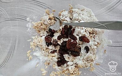 Следующим шагом добавьте изюм и немного воды, если это необходимо. Разогрейте сковороду. 