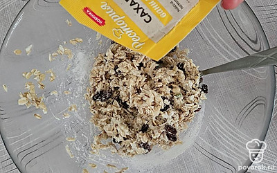 Подсластите по вкусу, добавьте ванильный сахар и тщательно перемешайте. 