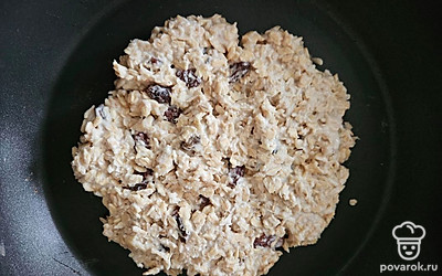 Получившуюся массу выложите на разогретую сковороду. Равномерно распределите по ней. Жарьте с двух сторон на среднем огне, по 2-3 минуты. 