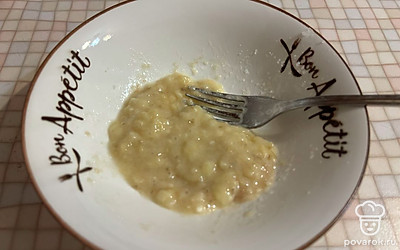 Измельчите банан в пюре. 