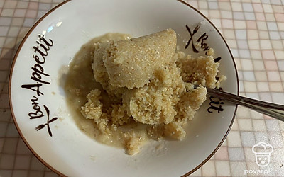 Поместите отваренную крупу в миску к пюре. 