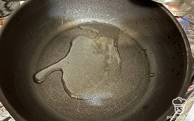 В сковороду влейте масло и поставьте на медленный огонь. 