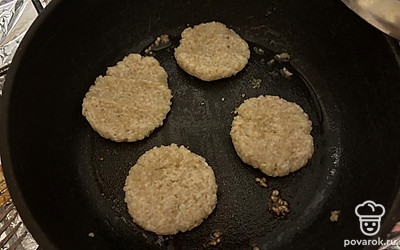 В разогретое масло выложите приготовленное тесто. 