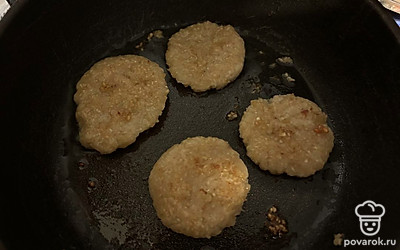 Блинчики обжарьте с обеих сторон до появления золотистой корочки. Томите примерно 5 минут с каждой стороны. 