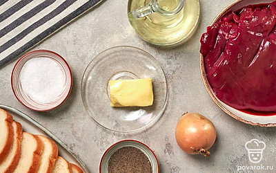 Свиную печень вымойте, вырежьте прожилки и нарежьте на кусочки. Лук почистите, вымойте и мелко нарежьте. Хлеб нарежьте на ломтики. Зелень для подачи вымойте, обсушите на бумажных полотенцах. Приготовьте блендер.