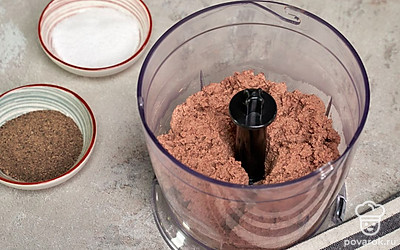 Измельчите печень. Готовую печень переложите в блендер, добавьте сливочное масло и измельчите до консистенции паштета.