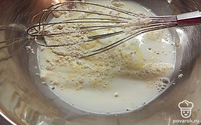 Яйцо вбейте в миску, налейте молоко. Добавьте соль, сахар и просейте муку. Перемешайте. 