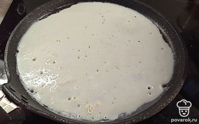 Сковороду смажьте растительным маслом. Выпекайте блинчики с двух сторон по 2 минуты. 