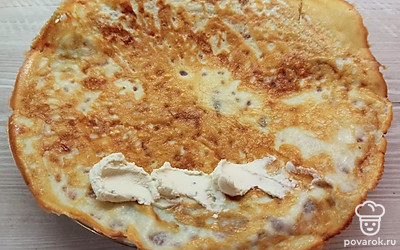 Выложите творожный сыр на край блинчика, сверните блинчик в трубочку и нарежьте. 