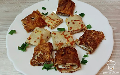 Украсьте блинчики свежей зеленью. 