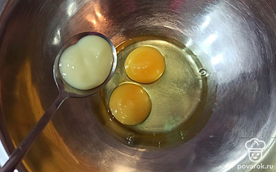 Яйца вбейте в миску и добавьте сгущенное молоко.