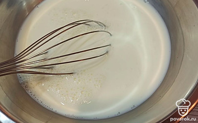 Далее влейте молоко.