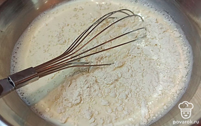 Затем просейте муку.