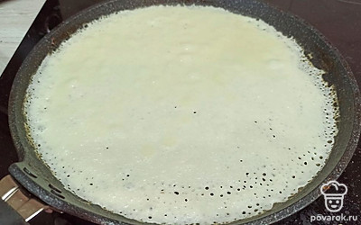 Выпекайте блинчики на растительном масле. Жарьте с двух сторон, по 2 минуты. 