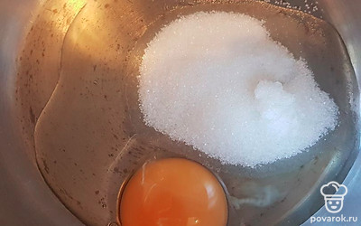Яйцо хорошо помойте, разбейте кастрюлю. Добавьте сахар, посолите по вкусу. Перемешайте. 