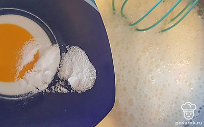 Добавьте соду и хорошо перемешайте. 