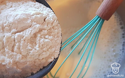 Добавьте муку.