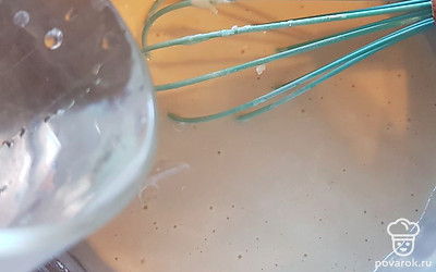 Влейте кипяток, хорошо перемешайте. 