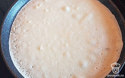 Разогретую сковороду смажьте растительным маслом. Вылейте 1 половник блинной смеси. 