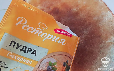 Посыпьте блин сахарной пудрой.