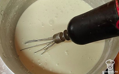 В теплое молоко (500 миллилитров) разбейте 2 яйца, всыпьте 200 граммов просеянной муки, щепотку соли и сахар по вкусу. Добавьте 2 столовых ложки растительного масла. Хорошо перемешайте.