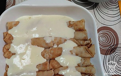 Залейте наше блюдо сладкой сметано-яичной смесью и отправьте в разогретую духовку на 20 минут.