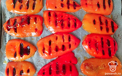 Выложите на разогретый гриль и жарьте до обугливания перца со всех сторон, около 10 минут.