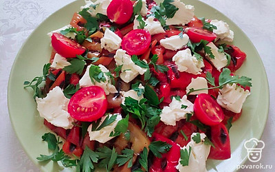 Блюдо подавайте сразу, теплым. Жареный перец переложите в миску и сбрызните еще одной столовой ложкой оливкового масла, далее добавьте лимонный сок, посыпьте петрушкой и раскрошенным сыром.