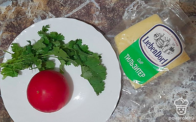 Помидор и зелень помойте.