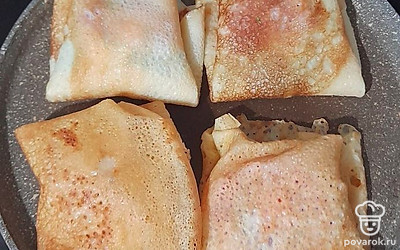 Сверните в конверт. Обжарьте слегка на сухой сковороде. Томите с двух сторон по 2-3 минуты.