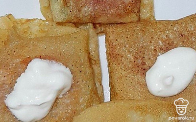 Подавайте блины к чаю, к кофе со сметаной.