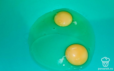 Яйца помойте, разбейте в чашу для смешивания. 