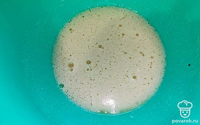 Перемешивайте все венчиком в течение 1-2 минут. 