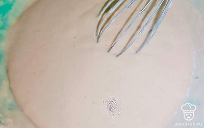 Перемешайте тесто. Получится гладкая и однородная консистенция. Затем добавьте оставшуюся теплую воду. Воды может понадобиться чуть меньше или чуть больше. Тесто должно легко распределяться по сковороде.