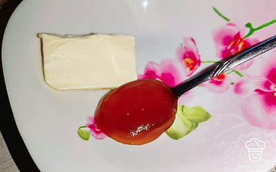 Масло и мед растопите в микроволновке (1 минута). И полейте этим блинчики. 