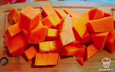 Тыкву вымойте. Срежьте кожуру, удалите семечки. Мякоть тыквы нарежьте небольшими кусками. Отварите в течение 10-15 минут до мягкости.
