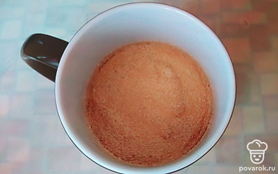 Дрожжи разведите в небольшом количестве теплого молока.